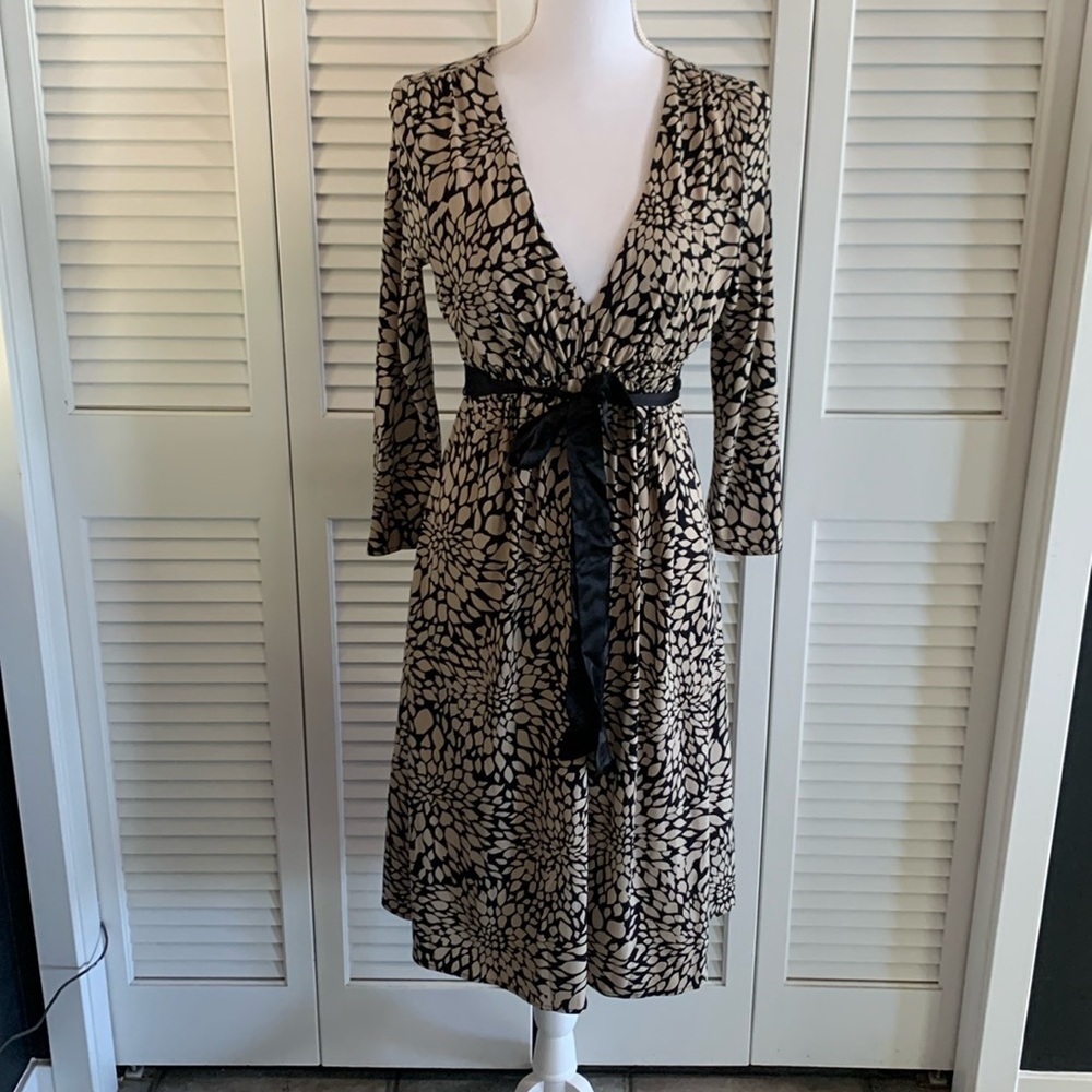 BCBG Maxazria Midi Jersey Dress Women’s Black Taupe Floral Leaf Print Size M